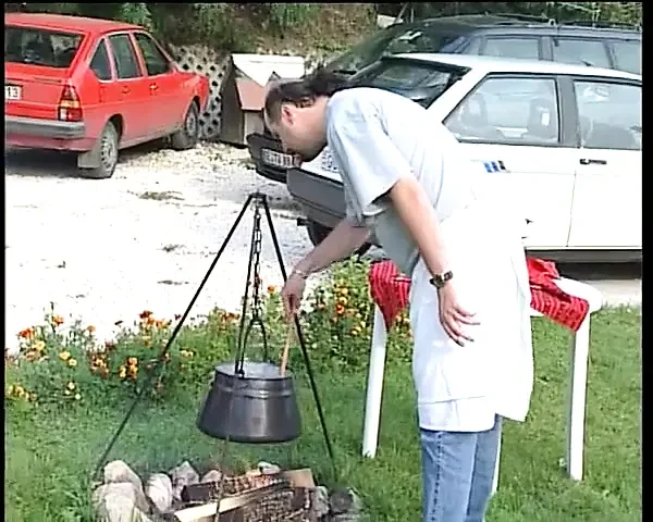 Alman bayanlar açık havada iki adamı memnun etmek için burada