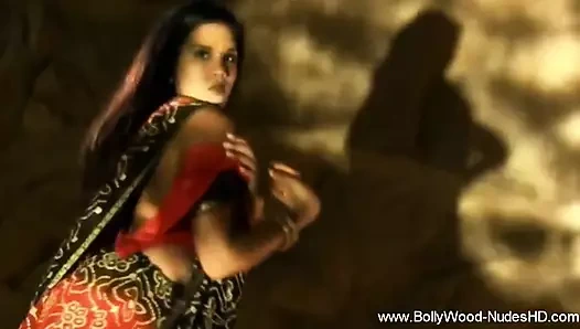 Hintli güzeliyle oynuyor