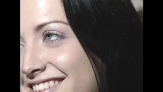 Genç ve hevesli bir esmerle tutkulu sıcak bir gece