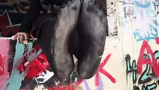 Sarışın bayan yürür sonra otururken bacaklarını asar