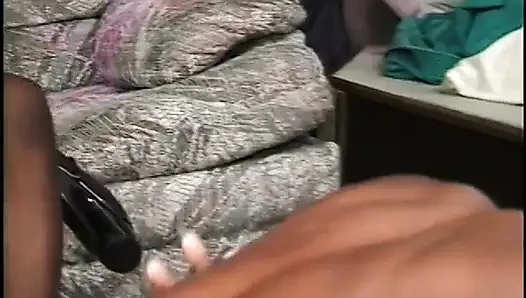 Siyah kaltaklar götlerinin içindeki siyah yarağı sıkıyor