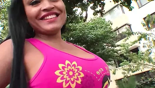 Göt deliğimi sik, Nacho. Tüm büyük sert yarağını hissetmek istiyorum!!