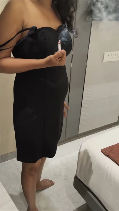 Üvey erkek kardeşim kıyafetlerimi çıkararak beni sikiyor ve amımı kilitliyor