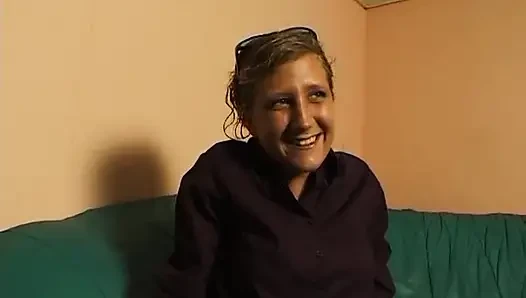 Küçük memeli sarışın oyuncu seçmelerinde amını ovuyor ve parmaklıyor