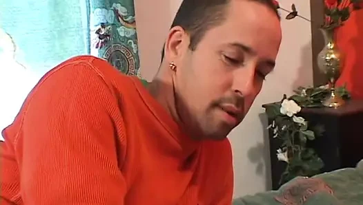 Kızıl saçlı orta yaşlı seksi kadın yarak emiyor ve kocasının yatağında sikiliyor