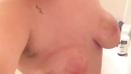 Koreli sürtük küvette işiyor