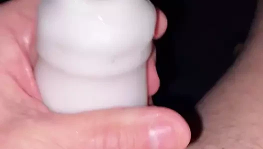 bir horoz kol oyuncak ile okşayarak