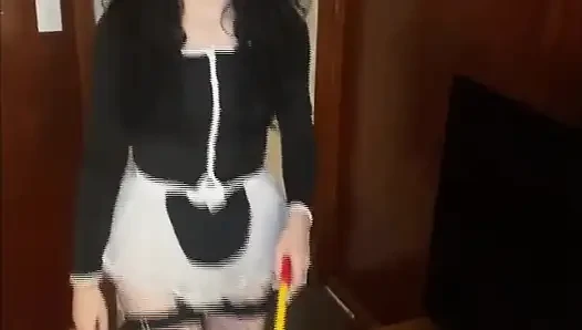 Minyon gotik hizmetçim eğilmeye devam ediyor ve kendime yardım edemedim