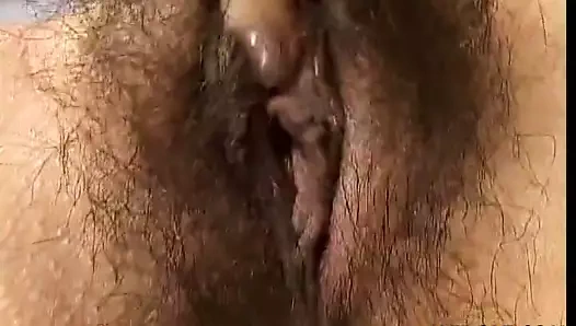 Güzel esmer klitorisini ovuşturan kıllı bir amcık ile