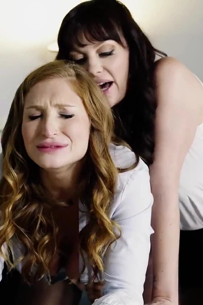 Girlsway - Olive Glass трахает застрявшую невесту Lacy Lennon в диком лесбийском развлечении с лизанием киски