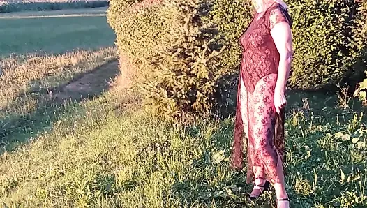 Büyükanne Dışarıda Şeffaf Bir Gövde Giyiyor.