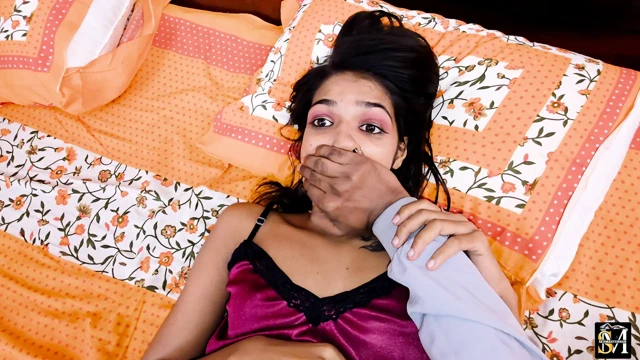 Hintli desi üvey babasının üvey kızının önünde sert sikişiyor