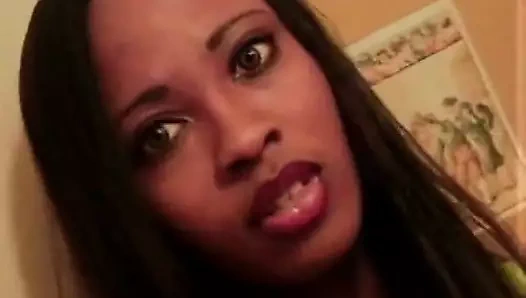 Çikolatalı ateşli hatun açık havada beyaz etin tadına bakmak istiyor