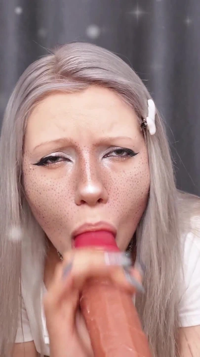 Boşalmayı yutuyor ve üzerine sürüyor!