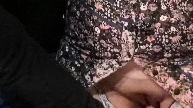Omg!! Yabancının eli eteğimin altında. Metroda amına dokundu