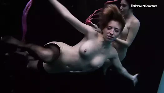 Sualtı seksi kızlar çıplak yüzüyor