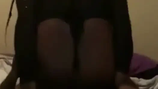 Üvey babam bizimle taşındı ve gece geç saatlerde biraz eğleniyoruz