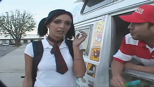 Azgın genç kız aşk kutusunu güçlü bir şekilde sikiyor ve yüzüne boşalıyor