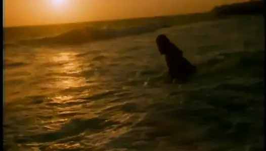 Şehvetli esmer okyanusta uzun sert yarağa biniyor