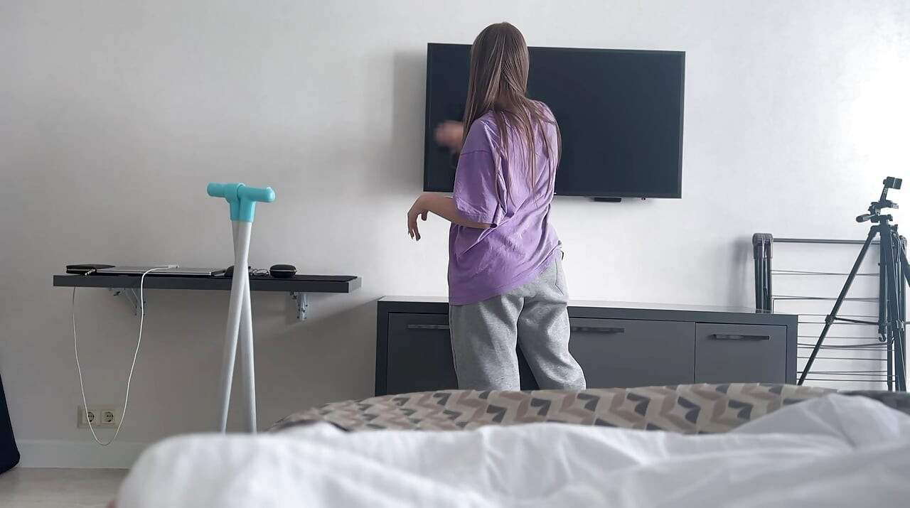 Temizlikçi kadın cazibesini gösteriyor ve seks yapıyor