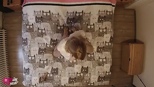 Sarışın model yatakta sertçe davranıyor