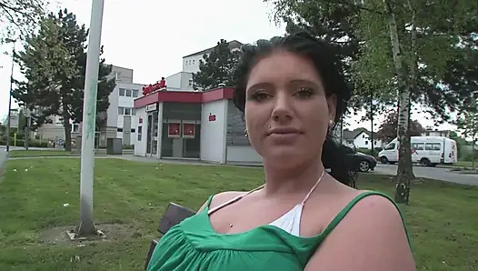 Tombul Isabella doğal olarak azgın olduğunu biliyor