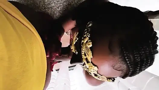 Minyon kız ıslak sakso çekiyor