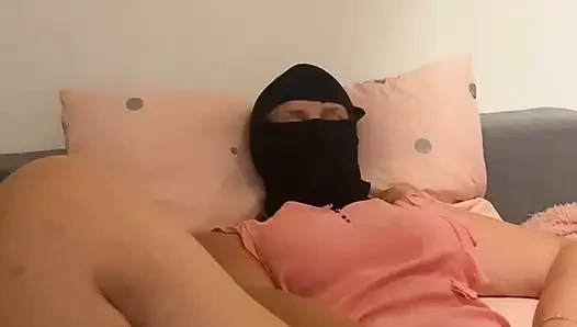 Anna kendimi yatakta amcıkla sikiyor