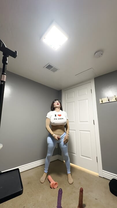 Sıkı mavi taytlı ateşli trans CD en sevdiği gömlekle yoga yapıyor