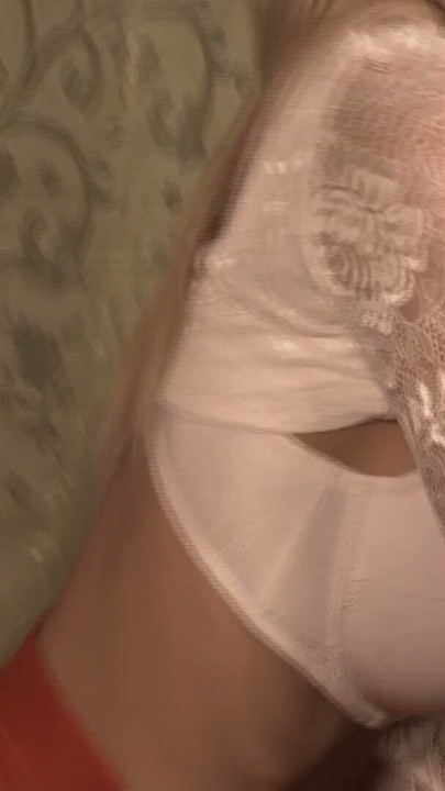 Büyük yaraklı İranlı İranlı adam seksi sarışın komşusunu sert sikiyor | Klip 1