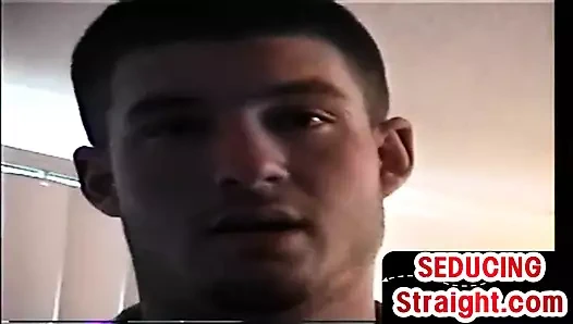 Kıllı ve dövmeli amatör heteroseksüel adam eşcinsel baba tarafından emiyor