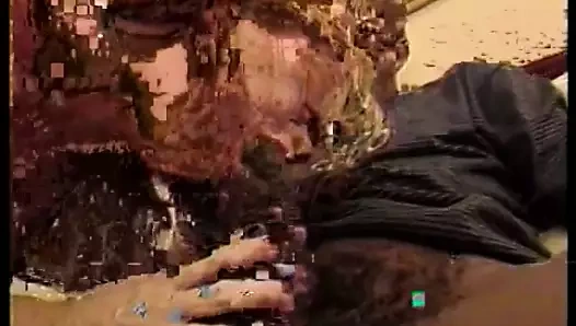 Oynak beyaz civciv büyük siyah dong karşılamak için mutlu