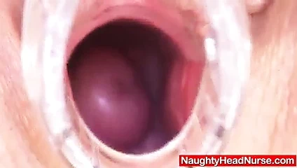 Gri anne kendisi gözlük ve oyuncaklar takıyor ve bir steteskop takıyor