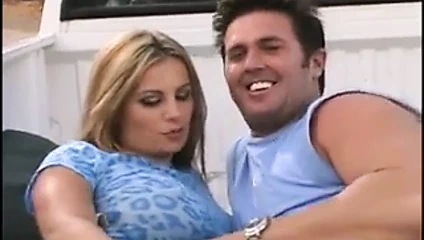 Busty kız kamyonun yatağına çivilenmiş