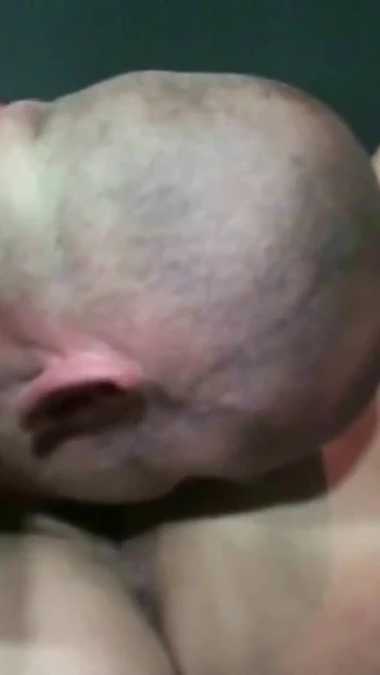 Эмоциональный момент из "Две немецкие милфы в любительском тройничке с незнакомцем в клубе"