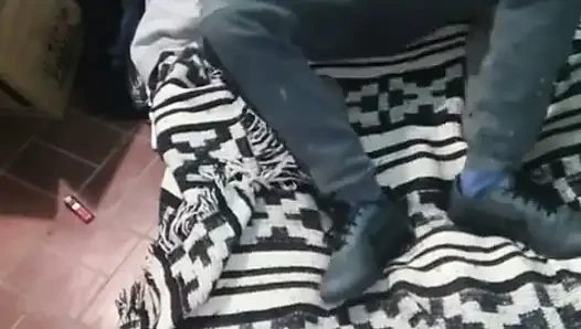 Montanolu kız yerdeki yatakla giyiniyor