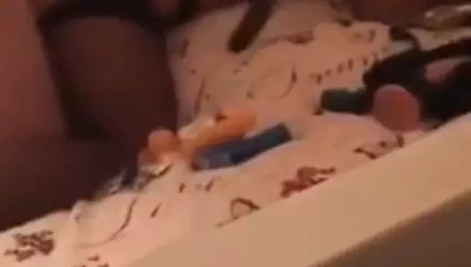 Arkadaşların karınla ​​ilgileniyor