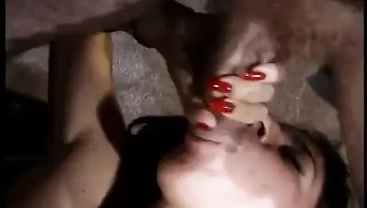 İki büyük yarak bu muhteşem ince esmerin götüne ve amına çifte sızıyor