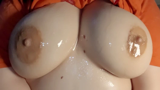 Büyük doğal memelere boşalma, büyük göğüslere yağ masajı