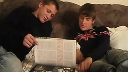 Rus erkekler seks yapmadan önce gay dergisi okuyor