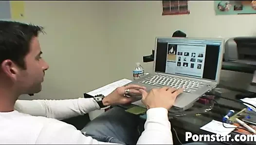 Sevimli azgın bebek Jezebelle Bond kaslı adamla sikişiyor