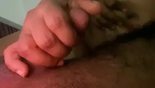 Göğüsler basıyor ve penis yavaşça seksi dokunuş ve Pakistanlı beyaz çift ofiste romantik an