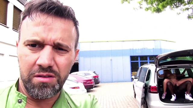 Çarpıcı dövmeli sarışın açık havada büyük siyah yarakla sikiliyor