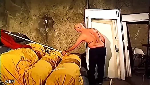 Köle kızıl saçlı olgun efendisi tarafından domine edilmenin tadını çıkarıyor