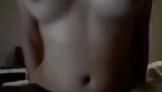 Desi nri bebek sıçramalar üzerinde beyaz bf horoz