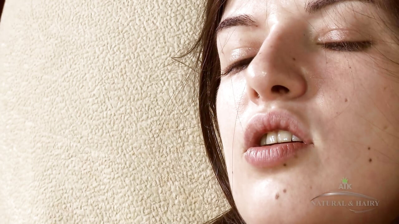 Seksi ve kıllı model anya şeritler aşağı için parmak onu kıllı kedi