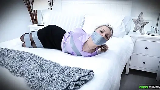 Birden fazla kadının bağlı kaseti ağzı tıkalı ve bağlı