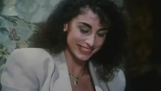 İtalyan adam üvey annesini ve üvey kız kardeşini sikiyor