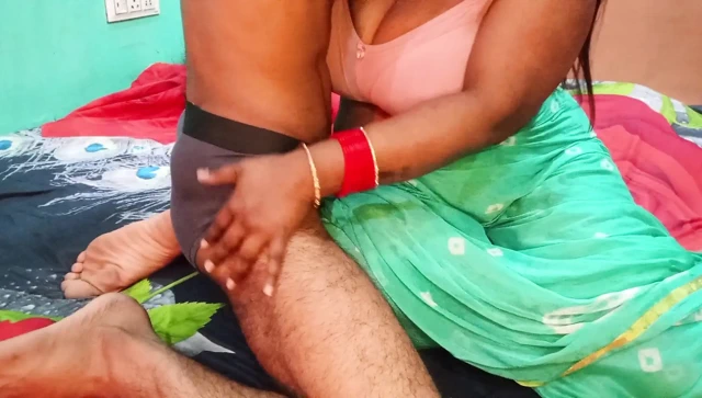 Büyük götlü üvey anne kocası olduğunu düşünerek üvey oğlunun yarağını emiyor - milan rodriguez