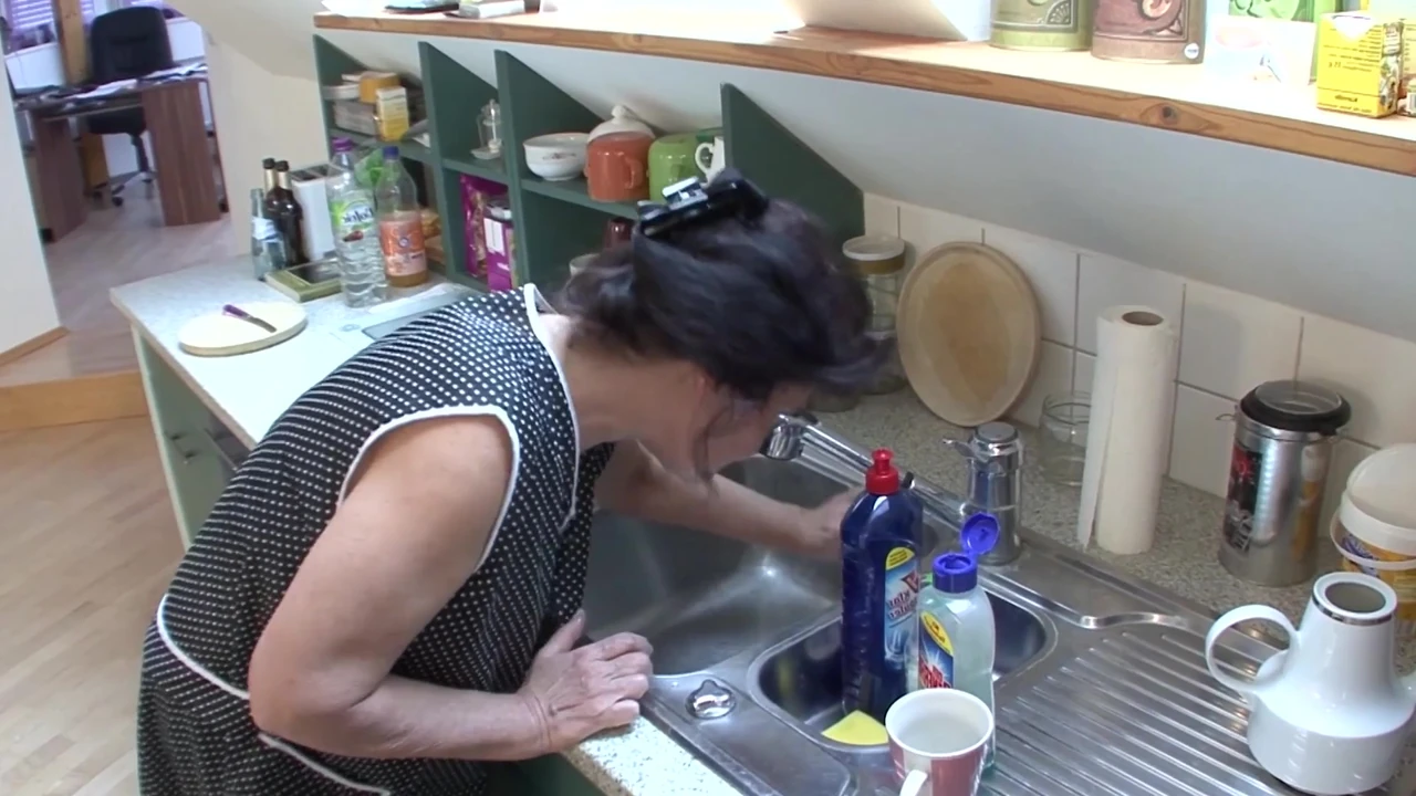 Người phụ nữ dọn dẹp 57 Helga đụ trong nhà bếp